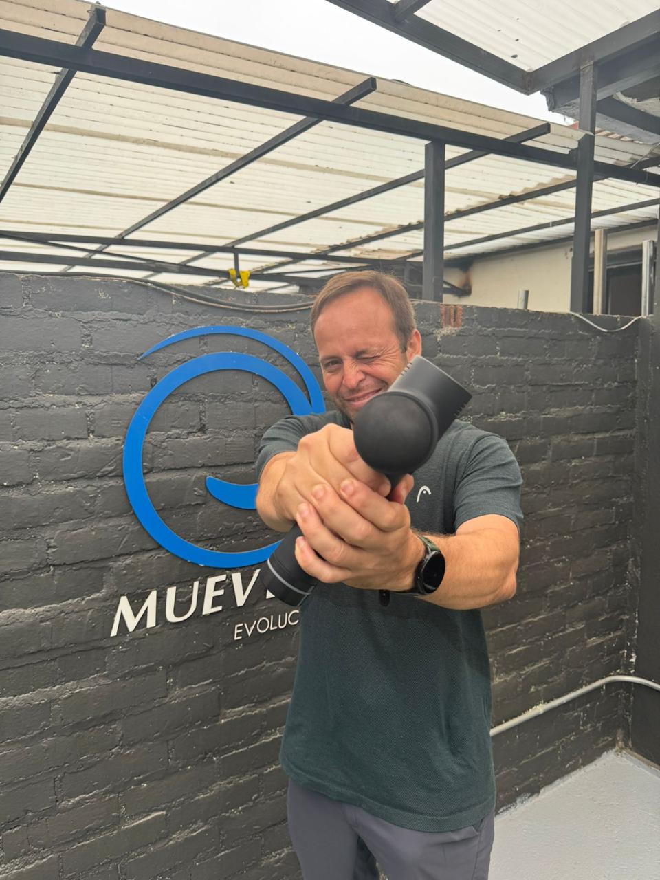 Kinesiólogo Ricardo Tobar con un equipo de masaje muscular en el centro Muévete